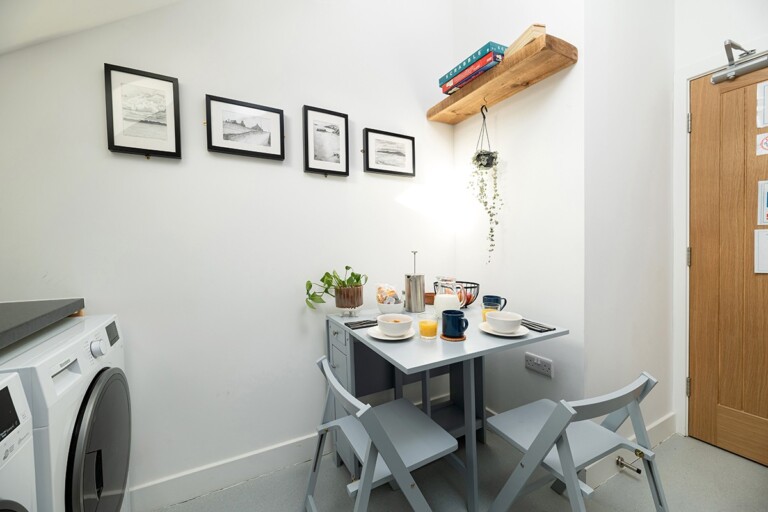 All rooms have access to the well equipped communal kitchen All rooms have access to the well equipped communal kitchen