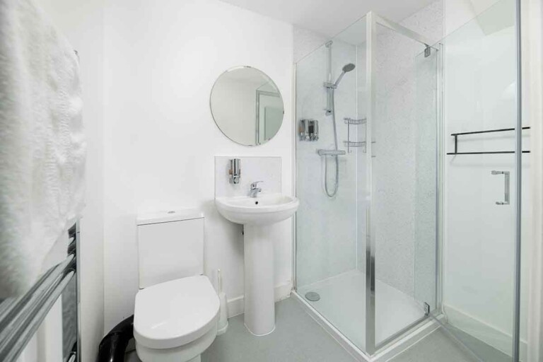 Ystafell folchi a thŷ bach en-suite ym mhob ystafell wely Ystafell folchi a thŷ bach en-suite ym mhob ystafell wely