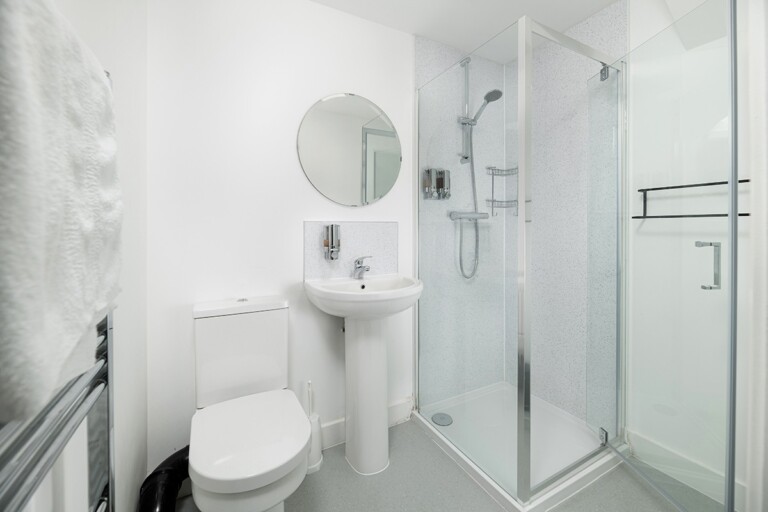Ystafell folchi a thŷ bach en-suite ym mhob ystafell wely Ystafell folchi a thŷ bach en-suite ym mhob ystafell wely